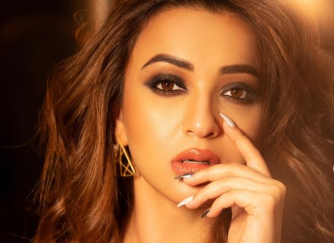লাল রঙের পোশাকে বিউটিফুল লাগছে টলি ডিভা কৌশানীকে 
