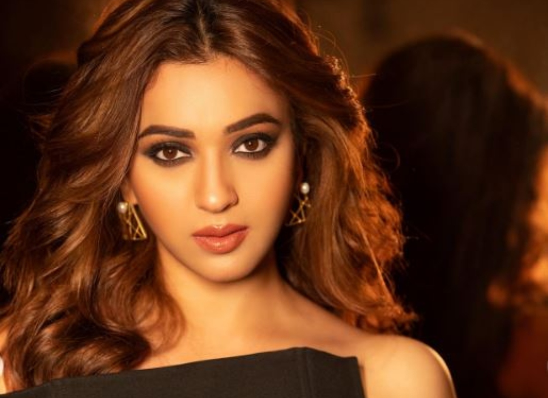 লাল রঙের পোশাকে বিউটিফুল লাগছে টলি ডিভা কৌশানীকে 