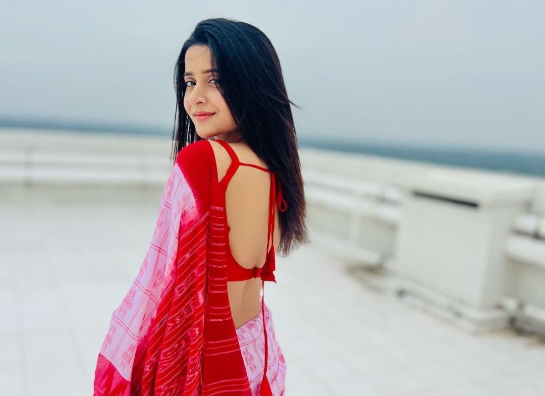 কালো ঝলমলে পোশাকে লাস্যময়ী দেবচন্দ্রিমাকে দেখে চোখের পলক ফেলতে পারছেন না ফ্যানেরা  