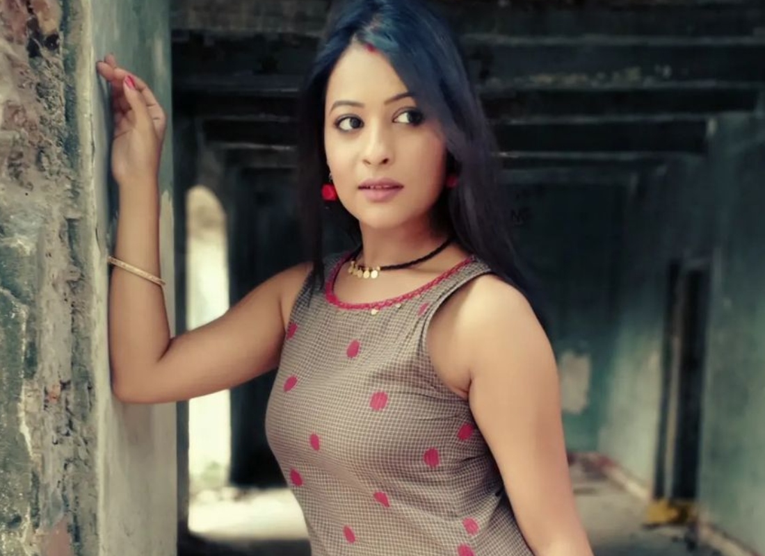 স্লিট পোশাকে টোনড পা ফ্লন্ট করছেন টেলি অভিনেত্রী অর্পিতা  