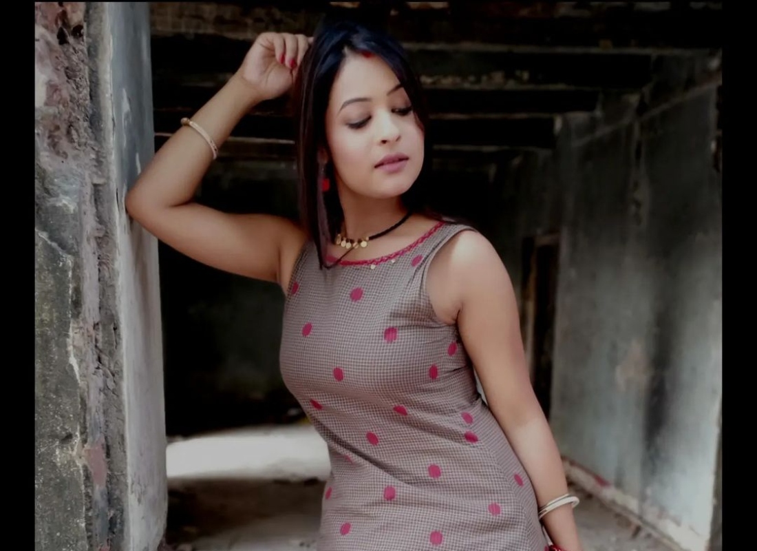 স্লিট পোশাকে টোনড পা ফ্লন্ট করছেন টেলি অভিনেত্রী অর্পিতা  