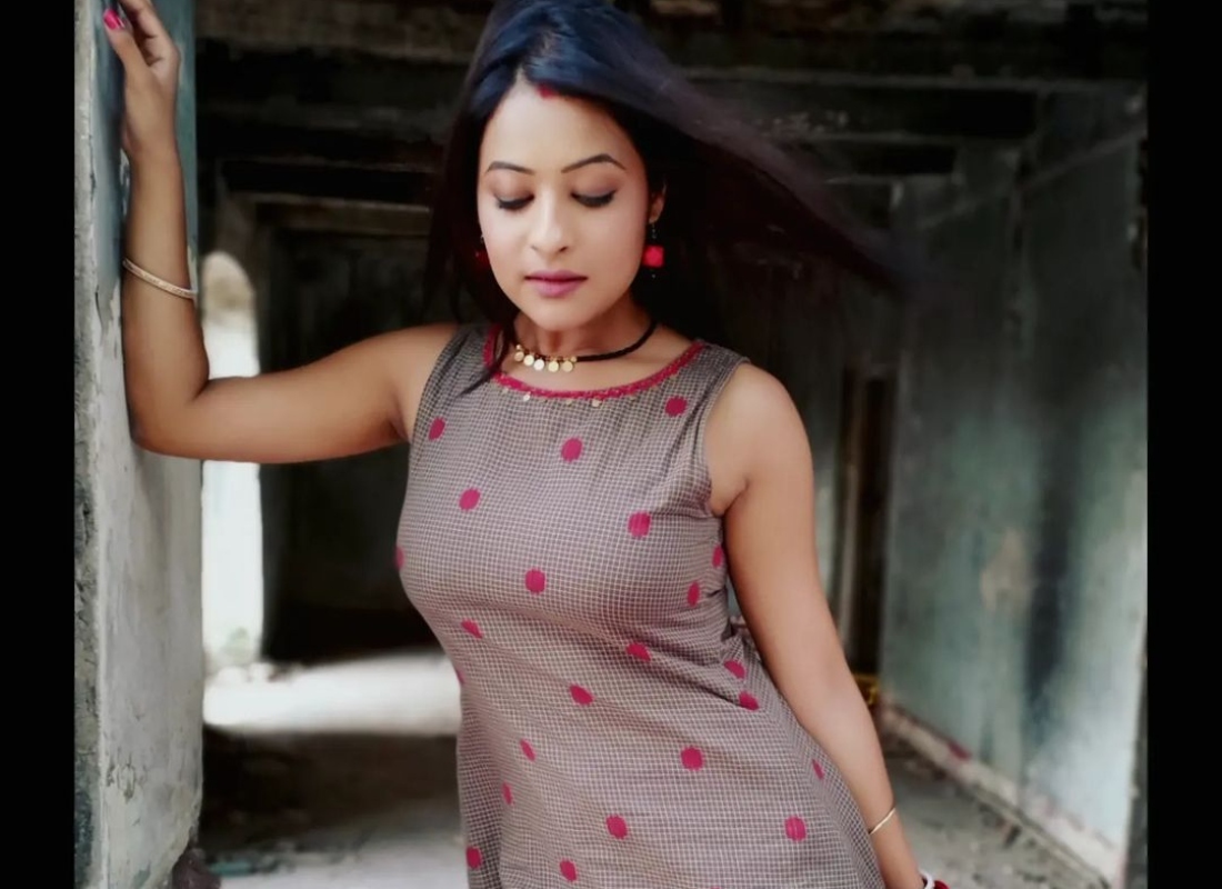 স্লিট পোশাকে টোনড পা ফ্লন্ট করছেন টেলি অভিনেত্রী অর্পিতা  