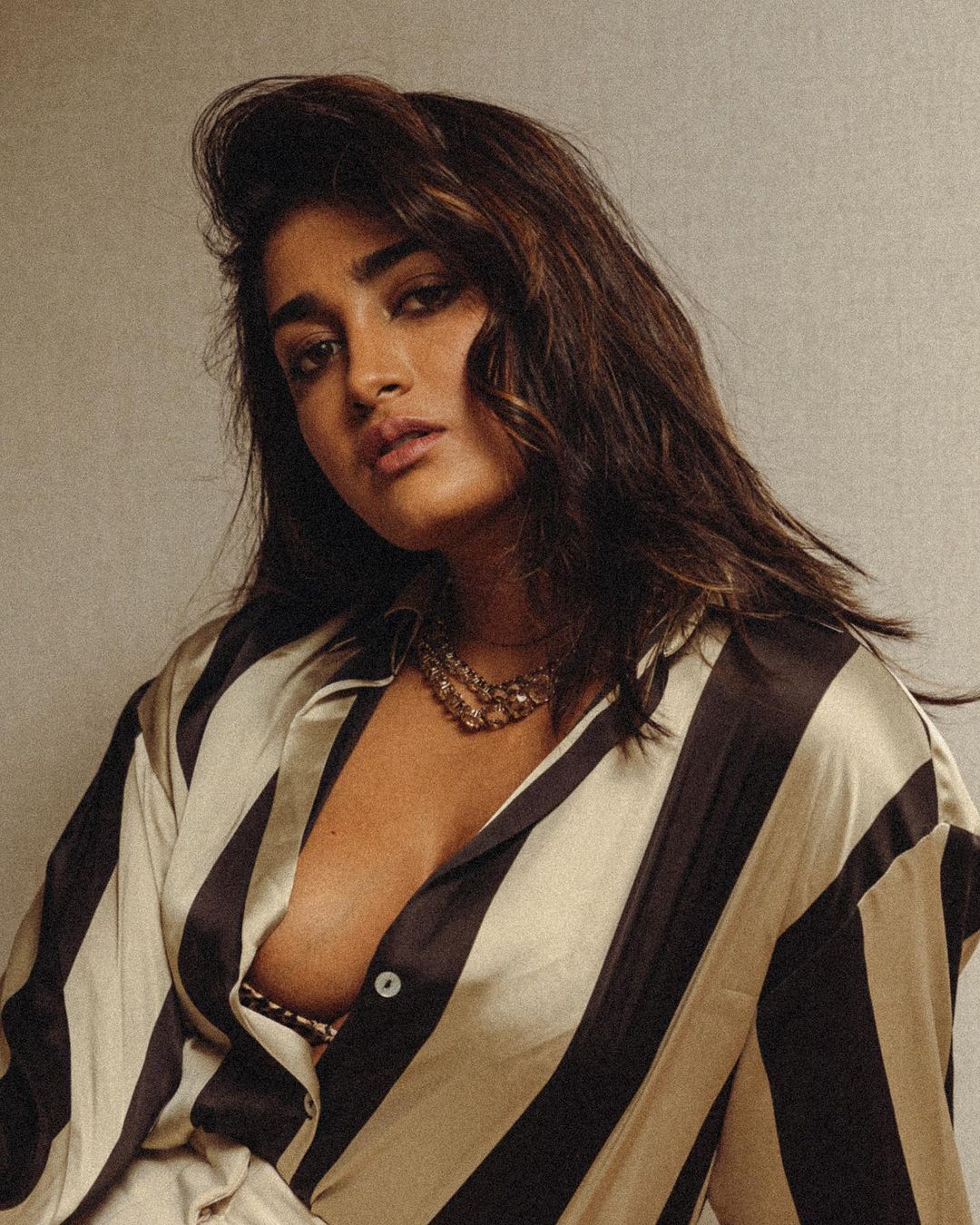 డోస్ పెంచేసిన డింపుల్ హయతి.. భామ అందాలకు కుర్రాళ్లు చిత్తు..!