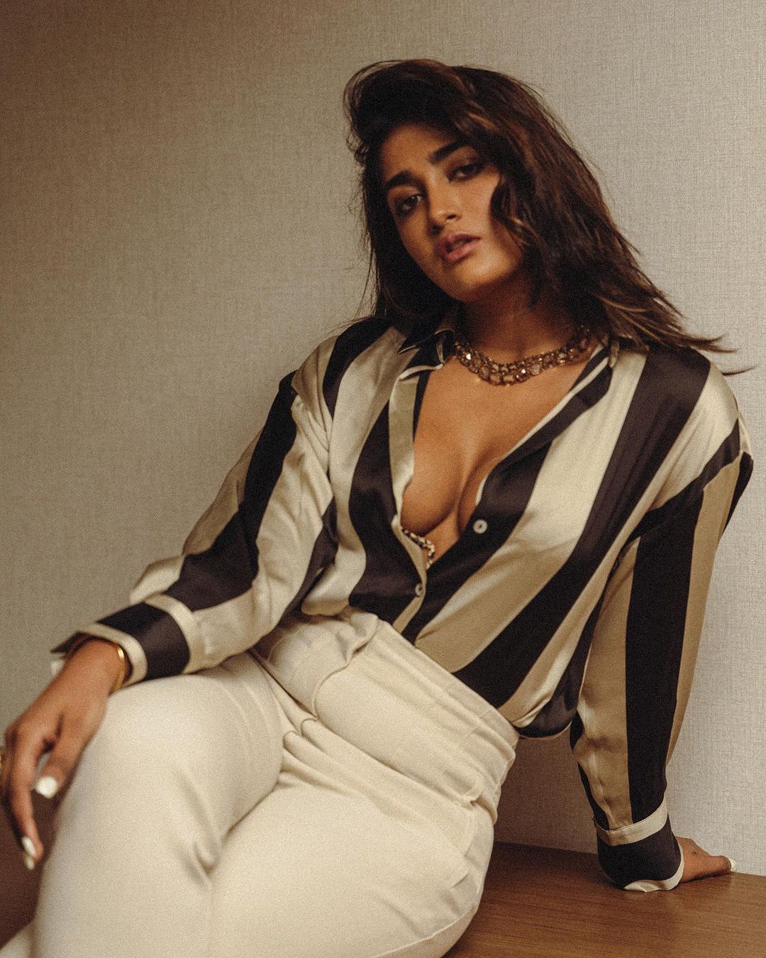 డోస్ పెంచేసిన డింపుల్ హయతి.. భామ అందాలకు కుర్రాళ్లు చిత్తు..!