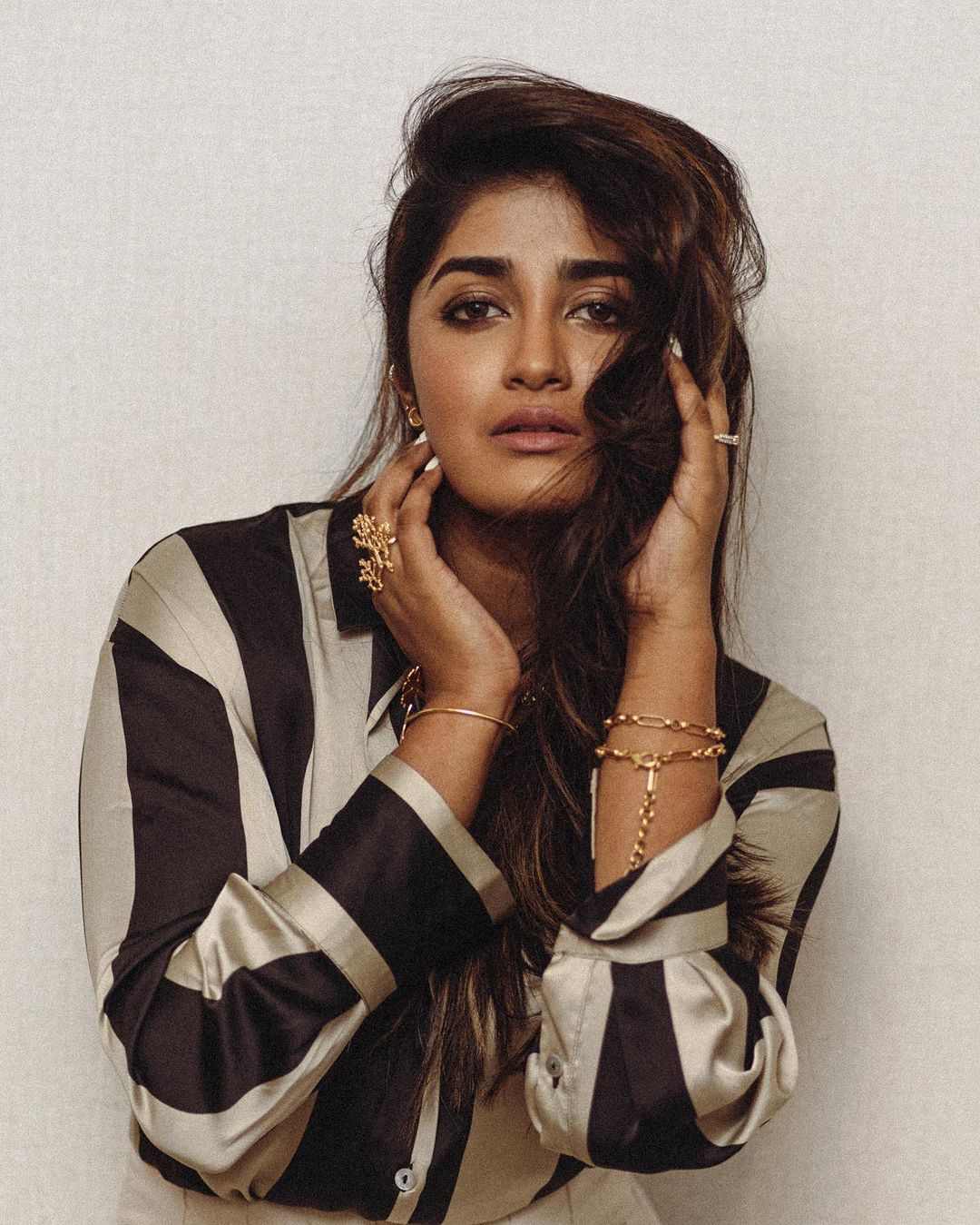 డోస్ పెంచేసిన డింపుల్ హయతి.. భామ అందాలకు కుర్రాళ్లు చిత్తు..!