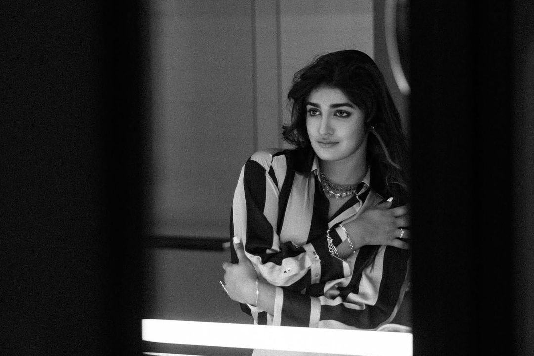 డోస్ పెంచేసిన డింపుల్ హయతి.. భామ అందాలకు కుర్రాళ్లు చిత్తు..!