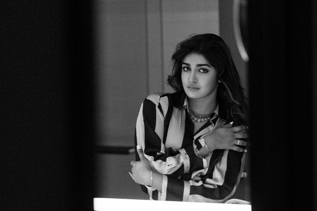 డోస్ పెంచేసిన డింపుల్ హయతి.. భామ అందాలకు కుర్రాళ్లు చిత్తు..!