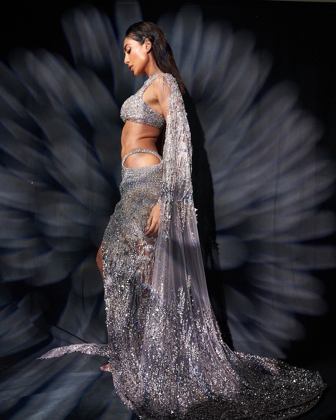 శోభిత ధూళిపాళ వయ్యారాల విందు.. హాట్ షోతో హీటెక్కిస్తున్న బ్యూటీ..! 