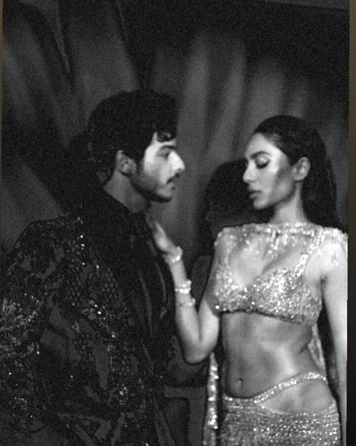 శోభిత ధూళిపాళ వయ్యారాల విందు.. హాట్ షోతో హీటెక్కిస్తున్న బ్యూటీ..! 