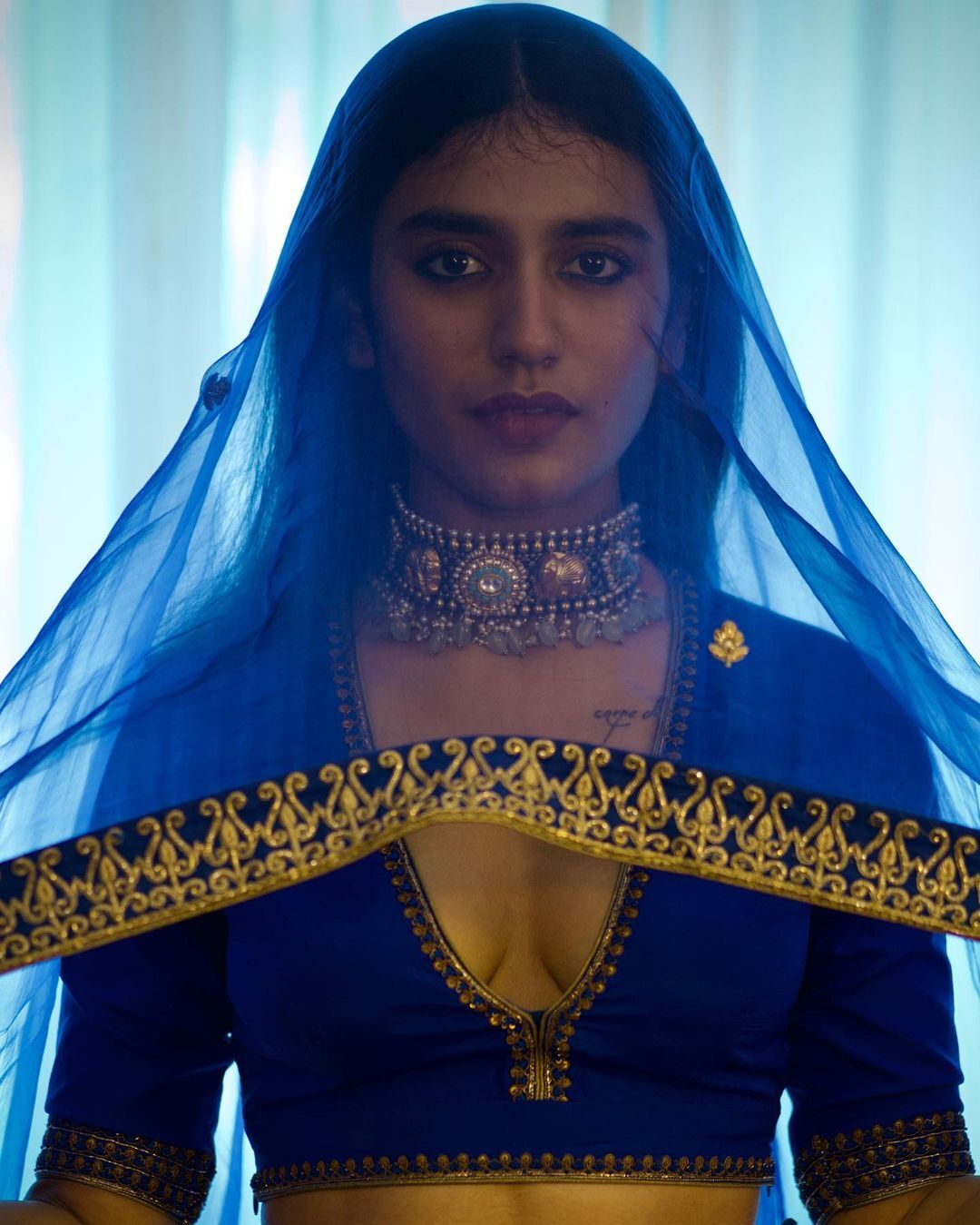 Priya Prakash Varrier: വാൽക്കണ്ണിൽ ആരാധകരെ മയക്കി പ്രിയ പ്രകാശ്... ബ്ലാക്കിൽ ബോൾഡ് ലുക്കുമായി സൂപ്പർ നായിക, ചിത്രങ്ങൾ കാണാം