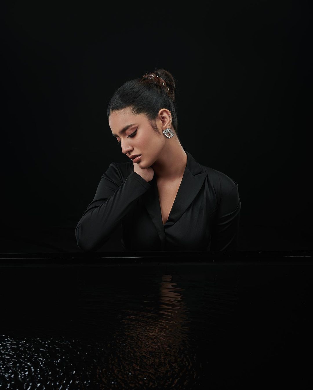 Priya Prakash Varrier: വാൽക്കണ്ണിൽ ആരാധകരെ മയക്കി പ്രിയ പ്രകാശ്... ബ്ലാക്കിൽ ബോൾഡ് ലുക്കുമായി സൂപ്പർ നായിക, ചിത്രങ്ങൾ കാണാം