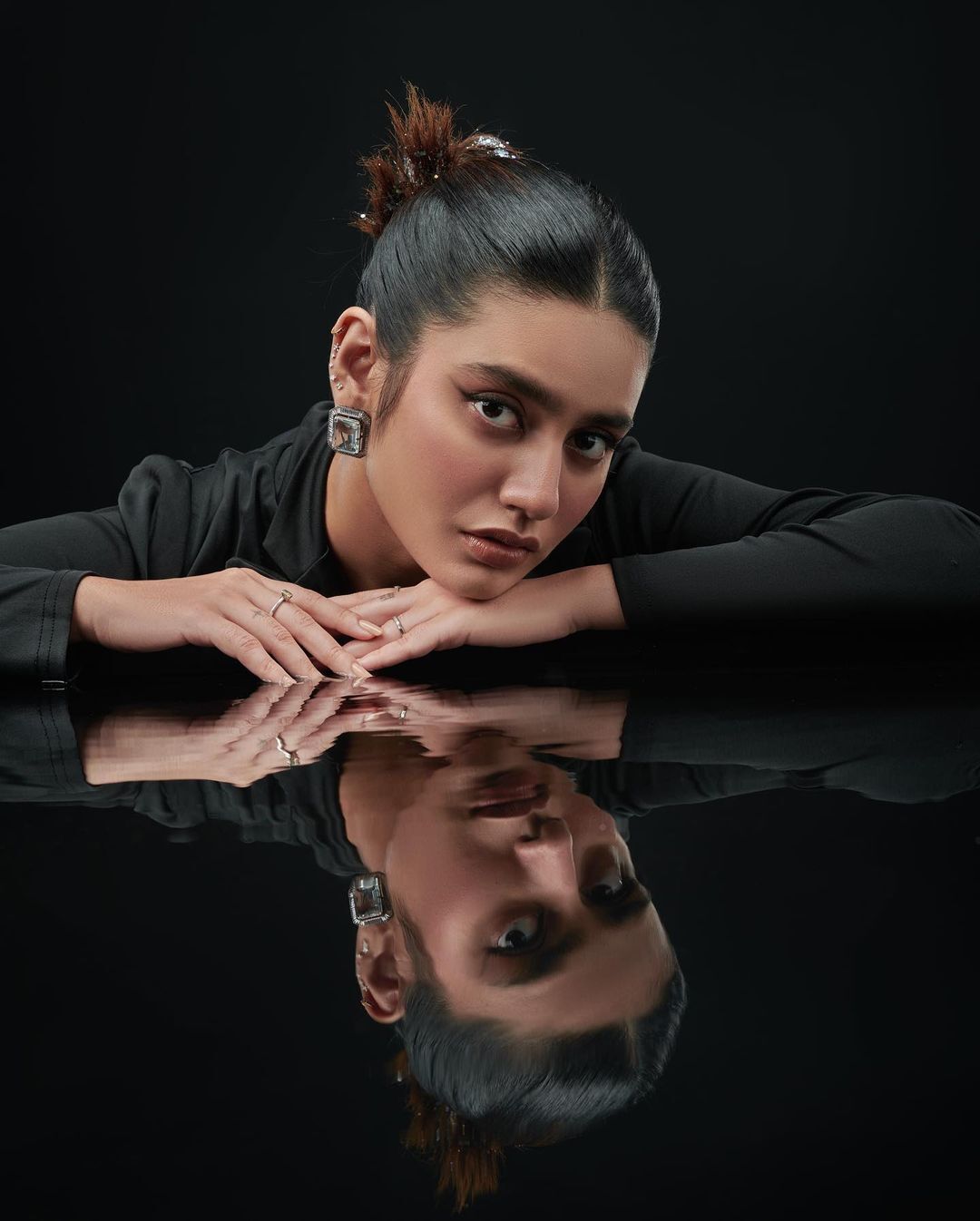 Priya Prakash Varrier: വാൽക്കണ്ണിൽ ആരാധകരെ മയക്കി പ്രിയ പ്രകാശ്... ബ്ലാക്കിൽ ബോൾഡ് ലുക്കുമായി സൂപ്പർ നായിക, ചിത്രങ്ങൾ കാണാം