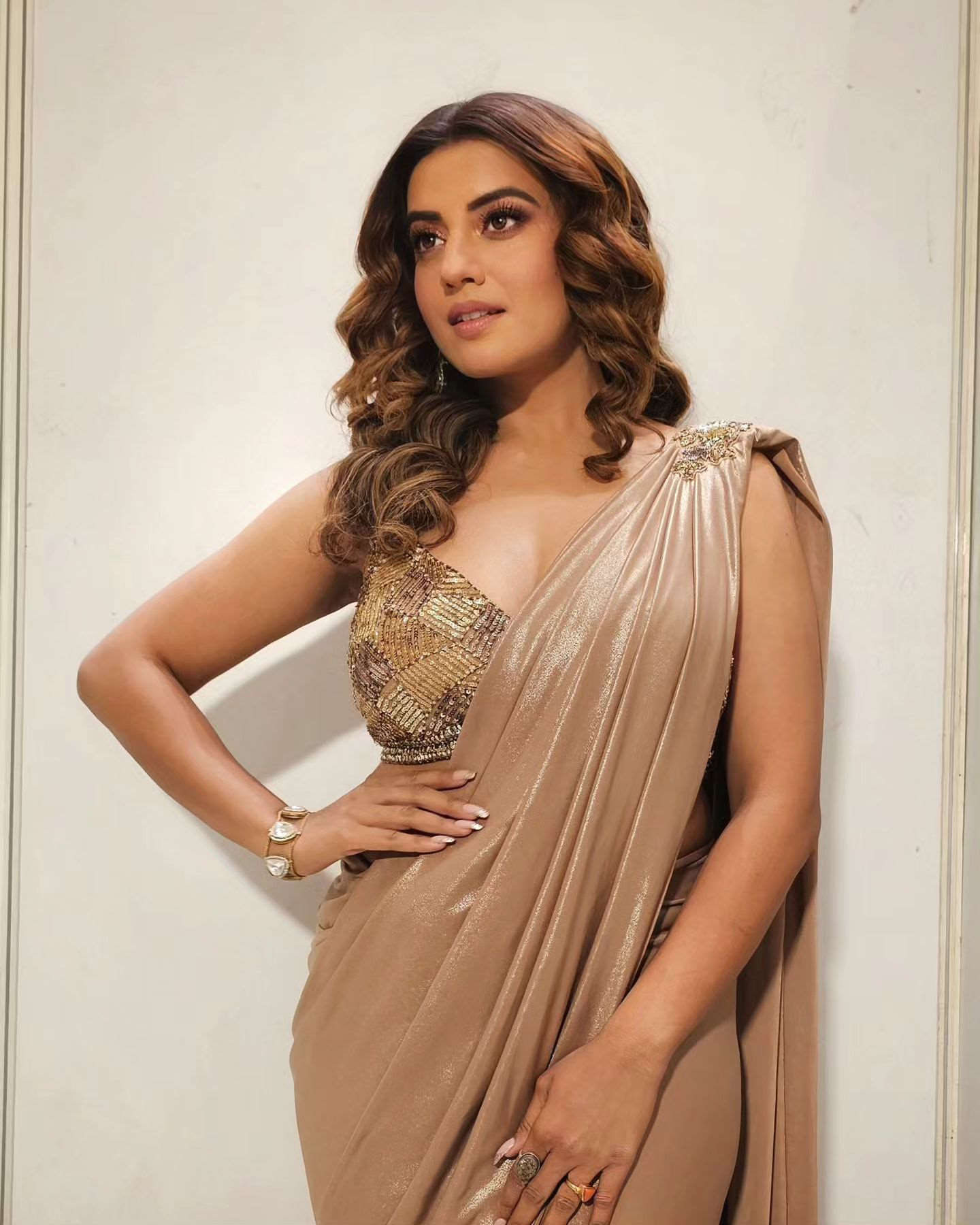 पटना की पारो Akshara Singh ने पर्पल ऑफ शोल्डर ड्रेस में यूं ढाया कहर, कातिलाना मुस्कान पर फिदा हुआ फैंस