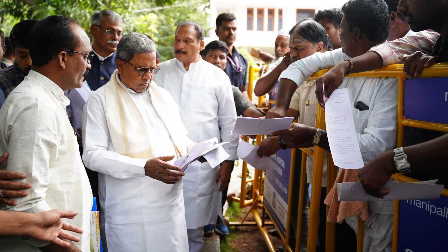 Siddaramaiah: ಸಾರ್ವಜನಿಕರ ಅಹವಾಲು ಸ್ವೀಕರಿಸಿದ  ಸಿಎಂ ಸಿದ್ದರಾಮಯ್ಯ 