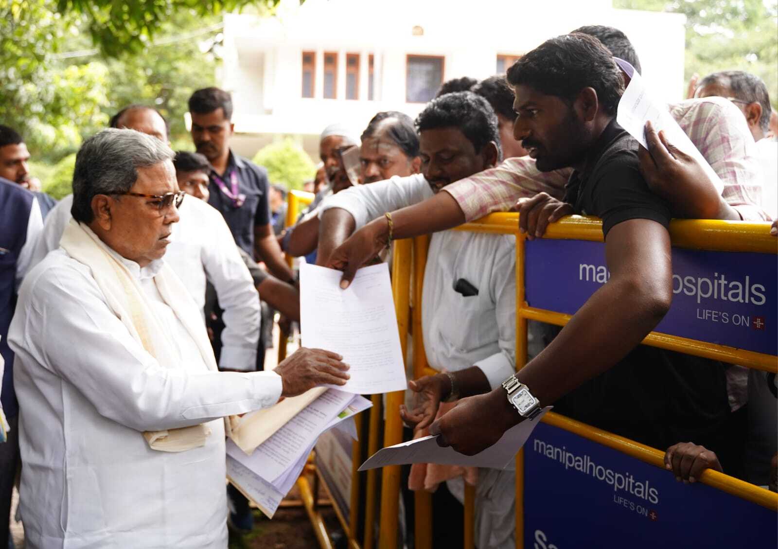 Siddaramaiah: ಸಾರ್ವಜನಿಕರ ಅಹವಾಲು ಸ್ವೀಕರಿಸಿದ  ಸಿಎಂ ಸಿದ್ದರಾಮಯ್ಯ 