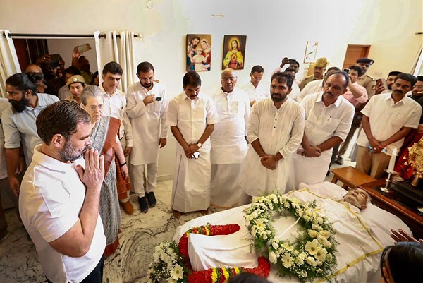 Congress Leaders Siddaramaiah, Mallikarjun Kharge, Rahul Gandhi & Sonia Gandhi offers Their condolences to family members of Kerala Ex-CM Oommen Chandy