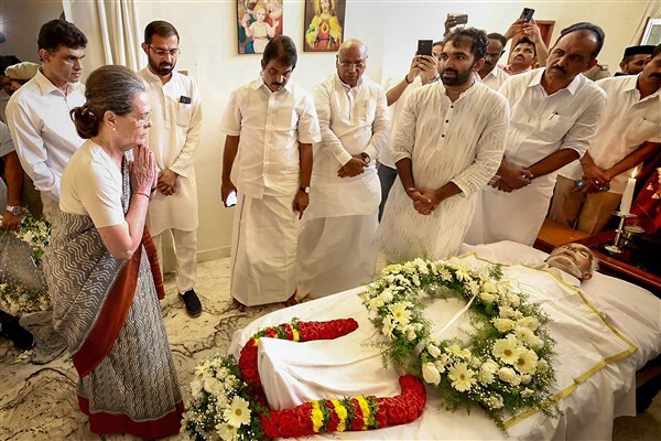 Congress Leaders Siddaramaiah, Mallikarjun Kharge, Rahul Gandhi & Sonia Gandhi offers Their condolences to family members of Kerala Ex-CM Oommen Chandy