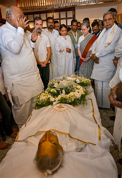 Congress Leaders Siddaramaiah, Mallikarjun Kharge, Rahul Gandhi & Sonia Gandhi offers Their condolences to family members of Kerala Ex-CM Oommen Chandy