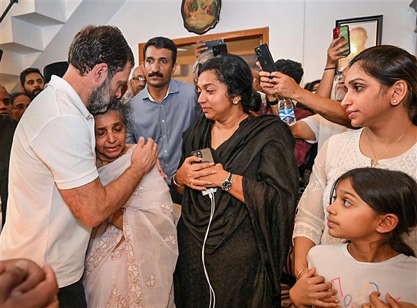 Congress Leaders Siddaramaiah, Mallikarjun Kharge, Rahul Gandhi & Sonia Gandhi offers Their condolences to family members of Kerala Ex-CM Oommen Chandy