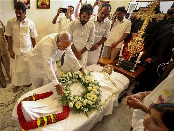 Congress Leaders Siddaramaiah, Mallikarjun Kharge, Rahul Gandhi & Sonia Gandhi offers Their condolences to family members of Kerala Ex-CM Oommen Chandy