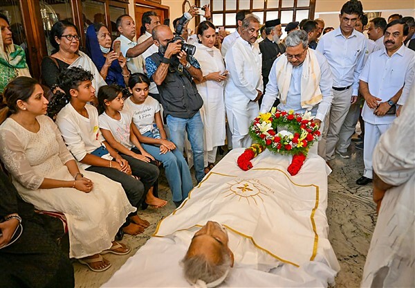 Congress Leaders Siddaramaiah, Mallikarjun Kharge, Rahul Gandhi & Sonia Gandhi offers Their condolences to family members of Kerala Ex-CM Oommen Chandy