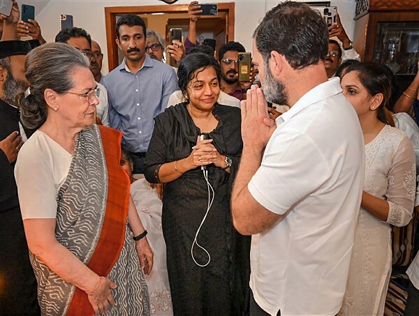 Congress Leaders Siddaramaiah, Mallikarjun Kharge, Rahul Gandhi & Sonia Gandhi offers Their condolences to family members of Kerala Ex-CM Oommen Chandy