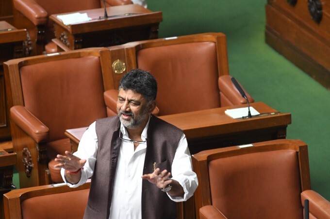 ವಿಧಾನಸಭೆಯ ಕಲಾಪದಲ್ಲಿ ಮಂಗಳವಾರ ಪಾಲ್ಗೊಂಡಿದ್ದ ಡಿಸಿಎಂ ಡಿ ಕೆ ಶಿವಕುಮಾರ್