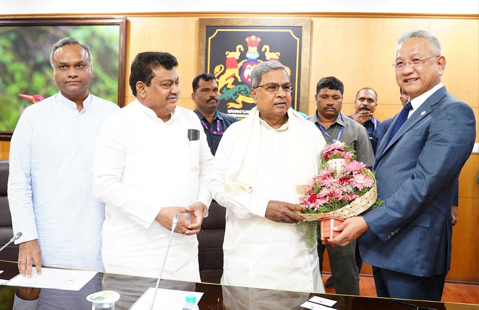 ಐಫೋನ್‌ ತಯಾರಿಕಾ ಕಂಪನಿ ಫಾಕ್ಸ್‌ಕಾನ್‌ ಸಿಇಒ ಸಿಎಂ ಸಿದ್ದರಾಮಯ್ಯ ಅವರನ್ನು ಭೇಟಿ ಮಾಡಿದರು