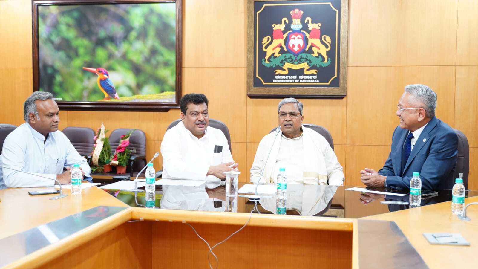 ಐಫೋನ್‌ ತಯಾರಿಕಾ ಕಂಪನಿ ಫಾಕ್ಸ್‌ಕಾನ್‌ ಸಿಇಒ ಸಿಎಂ ಸಿದ್ದರಾಮಯ್ಯ ಅವರನ್ನು ಭೇಟಿ ಮಾಡಿದರು