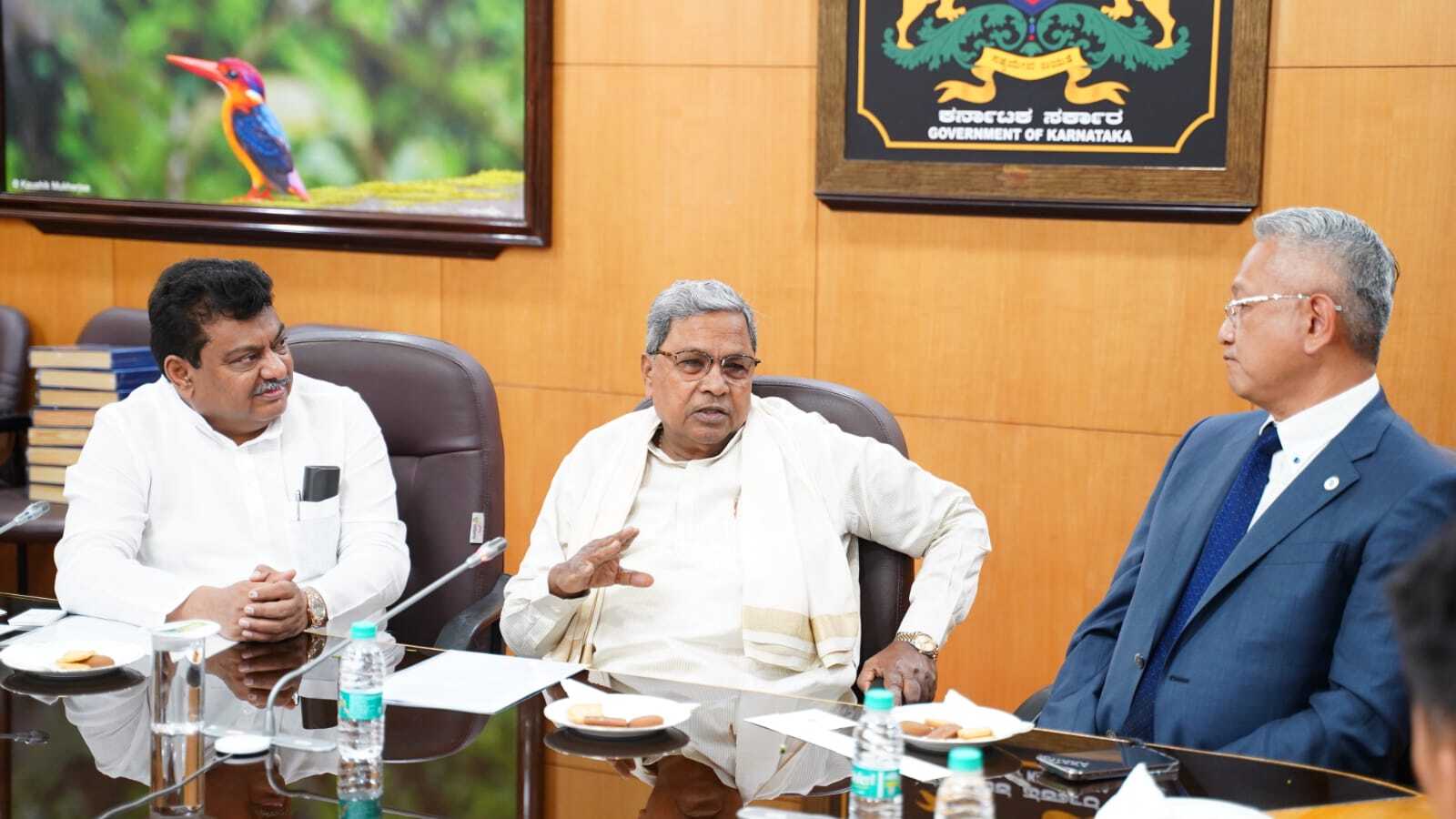 ಐಫೋನ್‌ ತಯಾರಿಕಾ ಕಂಪನಿ ಫಾಕ್ಸ್‌ಕಾನ್‌ ಸಿಇಒ ಸಿಎಂ ಸಿದ್ದರಾಮಯ್ಯ ಅವರನ್ನು ಭೇಟಿ ಮಾಡಿದರು
