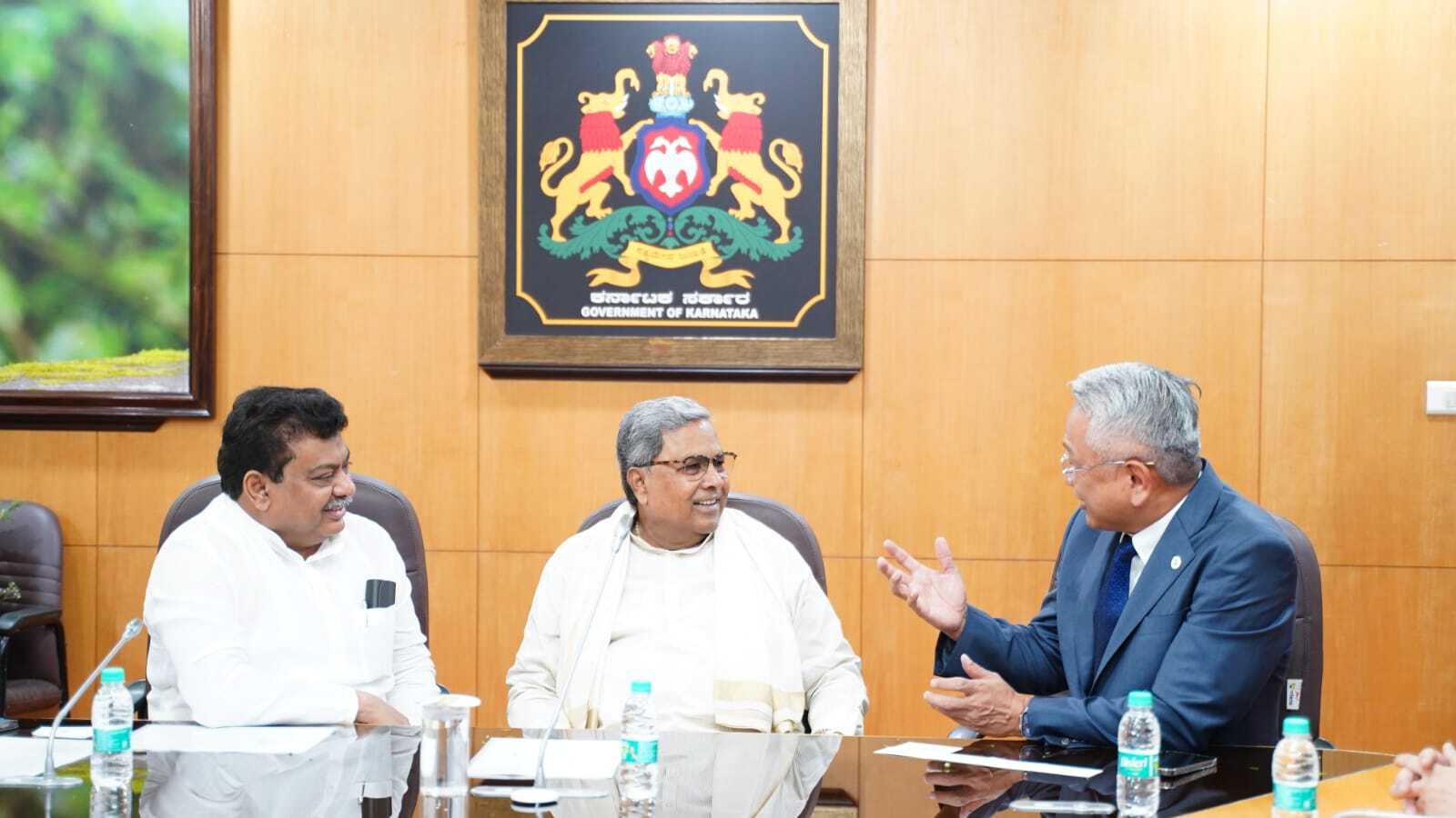 ಐಫೋನ್‌ ತಯಾರಿಕಾ ಕಂಪನಿ ಫಾಕ್ಸ್‌ಕಾನ್‌ ಸಿಇಒ ಸಿಎಂ ಸಿದ್ದರಾಮಯ್ಯ ಅವರನ್ನು ಭೇಟಿ ಮಾಡಿದರು