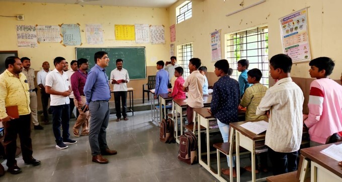 ಮಕ್ಕಳ ಜೊತೆ ಬಿಸಿಯೂಟ ಸವಿದ ಕಲಬುರಗಿ ಜಿಲ್ಲಾ ಪಂಚಾಯಿತಿ ಸಿಇಒ
