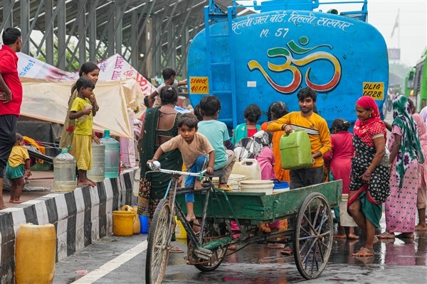 People from low-lying areas around the Yamuna river relocating to a safer place