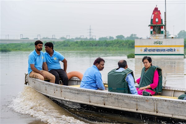 People from low-lying areas around the Yamuna river relocating to a safer place