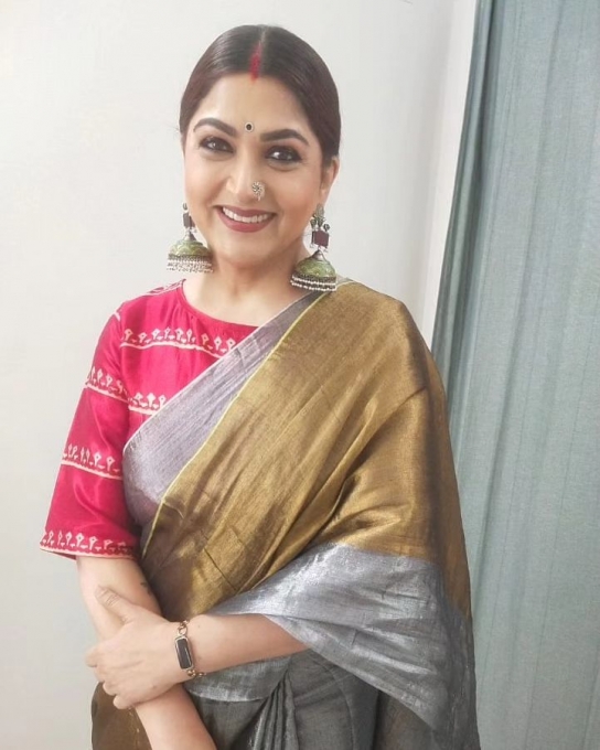 PHOTOS: 52வயதாகும் குஷ்பூவா இது? இணையத்தை கலக்கும் குஷ்பூவின் லேட்டஸ்ட் புகைப்படங்கள்!