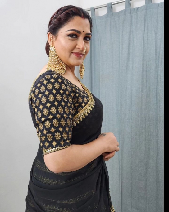 PHOTOS: 52வயதாகும் குஷ்பூவா இது? இணையத்தை கலக்கும் குஷ்பூவின் லேட்டஸ்ட் புகைப்படங்கள்!