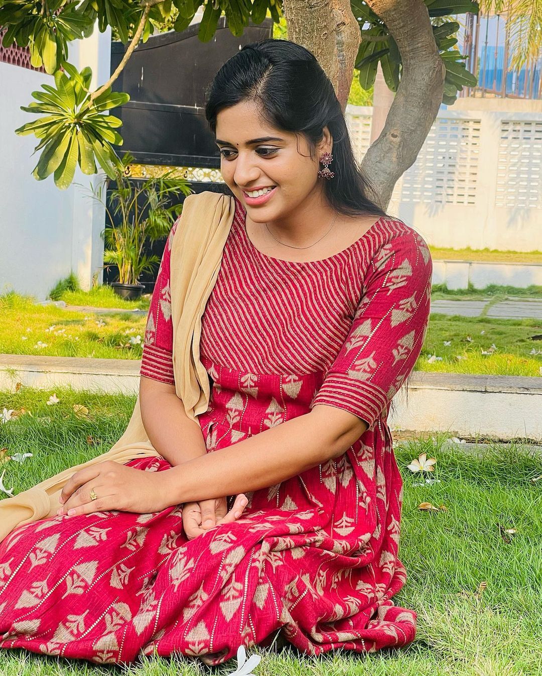 photos: ஏம்மா.. உனக்கு கல்யாணம் இப்படி ஆயிடிச்சேன்னு வருத்தத்துல இருக்கோம்.. இன்ஸ்டா ரீல்ஸ் போட்ட ஆதிரை.. வருந்தும் ரசிகர்கள்..