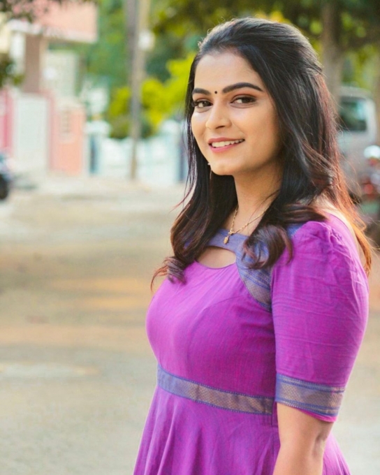 photos: இந்தாம்மா ஏய்.. இந்த குத்து குத்துறீங்க.. கல்யாணத்தில் குத்தாட்டம் போட்ட பிரபல சீரியல் நடிகை..