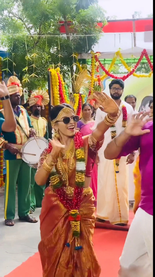 photos: இந்தாம்மா ஏய்.. இந்த குத்து குத்துறீங்க.. கல்யாணத்தில் குத்தாட்டம் போட்ட பிரபல சீரியல் நடிகை..