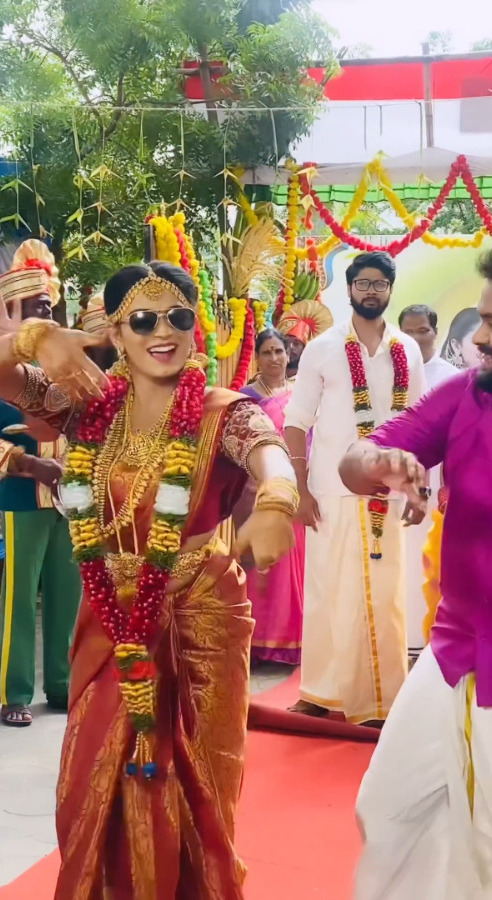 photos: இந்தாம்மா ஏய்.. இந்த குத்து குத்துறீங்க.. கல்யாணத்தில் குத்தாட்டம் போட்ட பிரபல சீரியல் நடிகை..