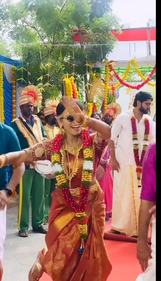 photos: இந்தாம்மா ஏய்.. இந்த குத்து குத்துறீங்க.. கல்யாணத்தில் குத்தாட்டம் போட்ட பிரபல சீரியல் நடிகை..