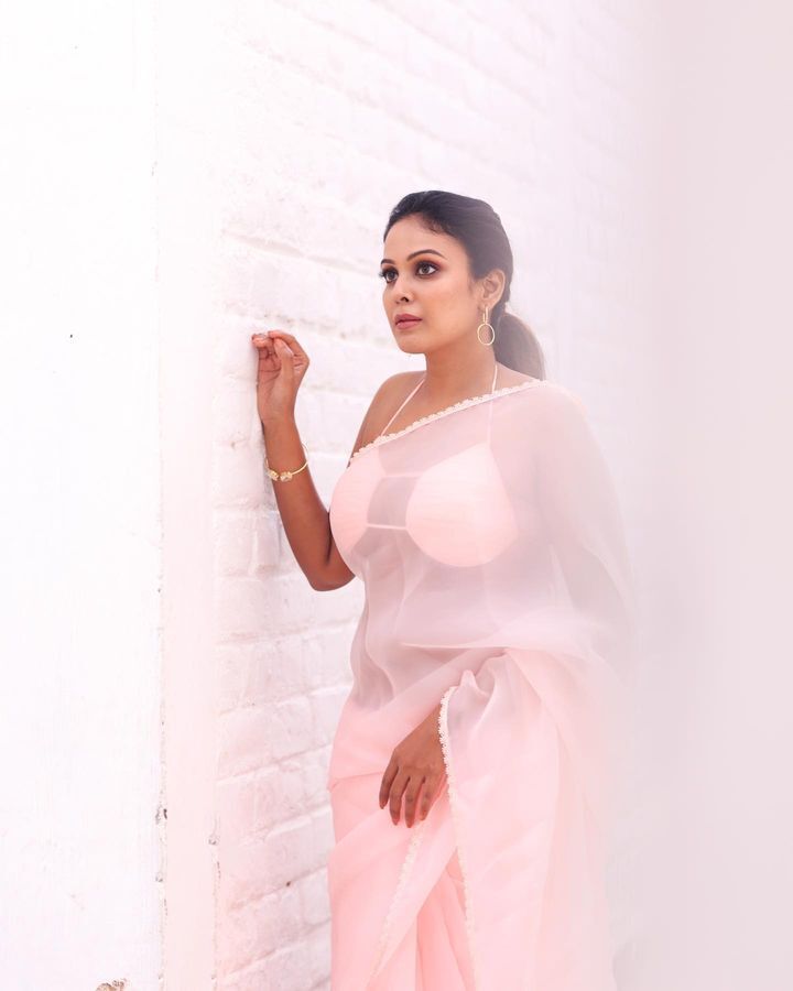 Photos: பிங்க் அவுட் ஃபிட்டில் சாந்தினி தமிழரசன்.. லேட்டஸ்ட் போட்டோஸ் இதோ.. 