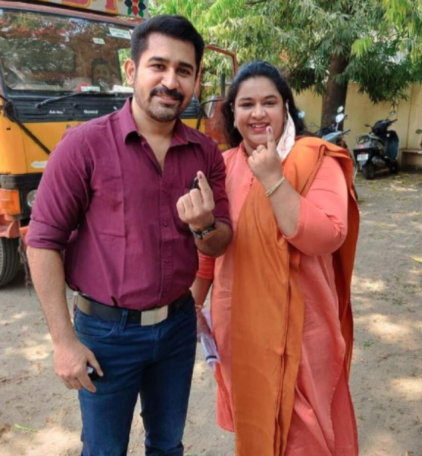 PHOTOS: விஜய் ஆண்டனியின் மனைவியா இது? பலரும் பார்த்திடாத விஜய் ஆண்டனியின் குடும்ப புகைப்படங்கள்..  