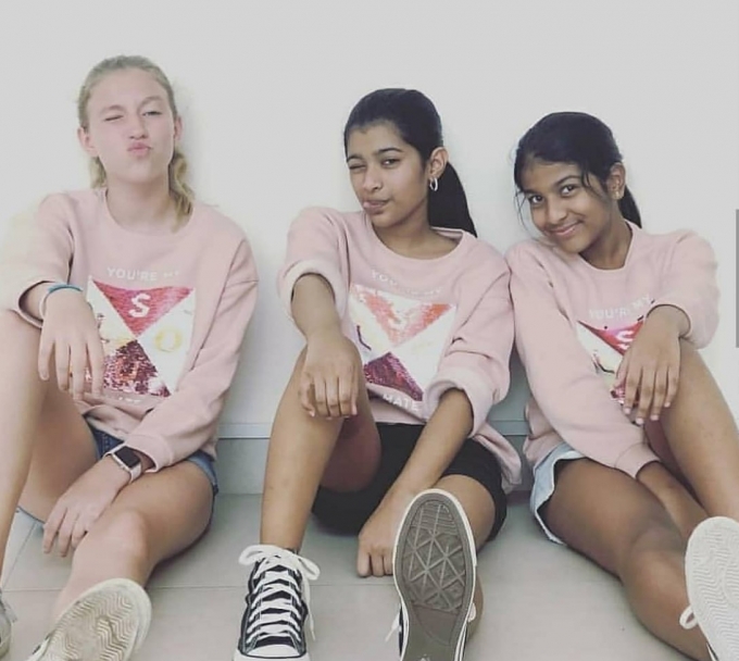 PHOTOS: நடிகர் விஜய்யின் மகளை பாத்துருக்கீங்களா? இணையத்தை கலக்கும் திவ்யா சாஷாவின் புகைப்படங்கள்.. 