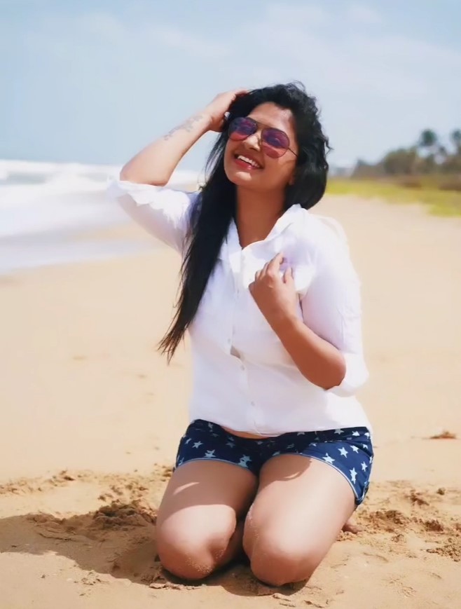 PHOTOS: அந்த இடத்தில் டாட்டூ போட்டுள்ள பிக் பாஸ் பிரபலம்.. கமெண்டுகளை தெறிக்கவிடும் நெட்டிசன்கள்.. யாருன்னு பாத்திங்களா?