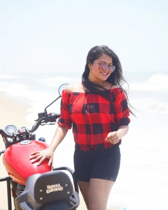 PHOTOS: அந்த இடத்தில் டாட்டூ போட்டுள்ள பிக் பாஸ் பிரபலம்.. கமெண்டுகளை தெறிக்கவிடும் நெட்டிசன்கள்.. யாருன்னு பாத்திங்களா?