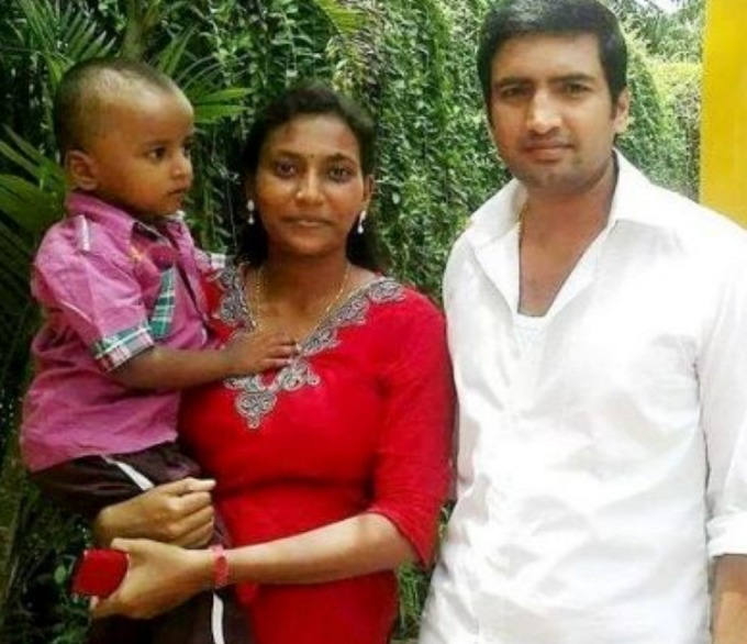 PHOTOS: நடிகர் சந்தானத்தின் மனைவியை பாத்துருக்கீங்களான? இணையத்தை கலக்கும் சந்தானத்தின் குடும்ப புகைப்படங்கள்!