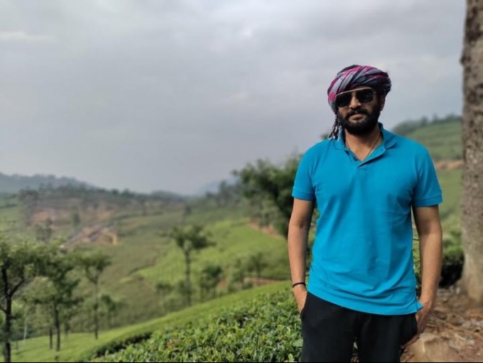 PHOTOS: நடிகர் சந்தானத்தின் மனைவியை பாத்துருக்கீங்களான? இணையத்தை கலக்கும் சந்தானத்தின் குடும்ப புகைப்படங்கள்!