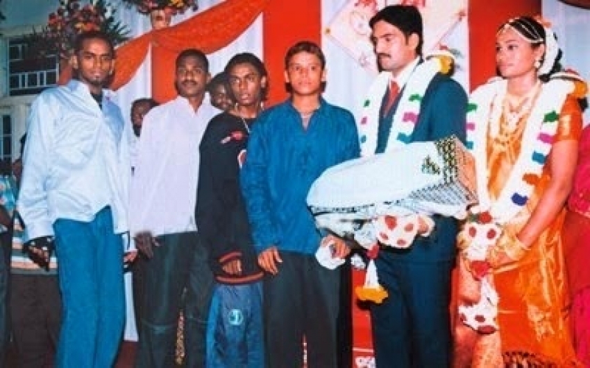 PHOTOS: நடிகர் சந்தானத்தின் மனைவியை பாத்துருக்கீங்களான? இணையத்தை கலக்கும் சந்தானத்தின் குடும்ப புகைப்படங்கள்!