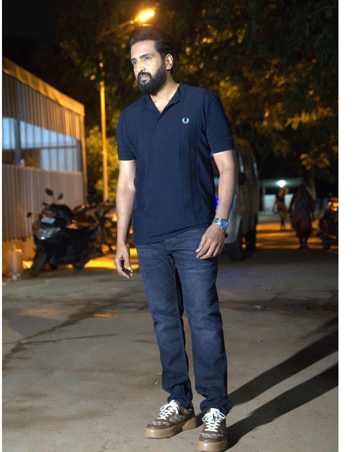 PHOTOS: நடிகர் சந்தானத்தின் மனைவியை பாத்துருக்கீங்களான? இணையத்தை கலக்கும் சந்தானத்தின் குடும்ப புகைப்படங்கள்!